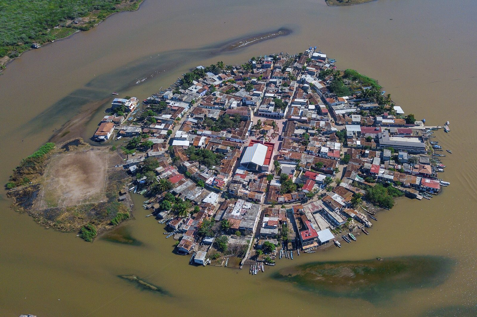 Vista aérea de la isla de Mexcaltitán, un pueblo compacto rodeado por las aguas de la laguna