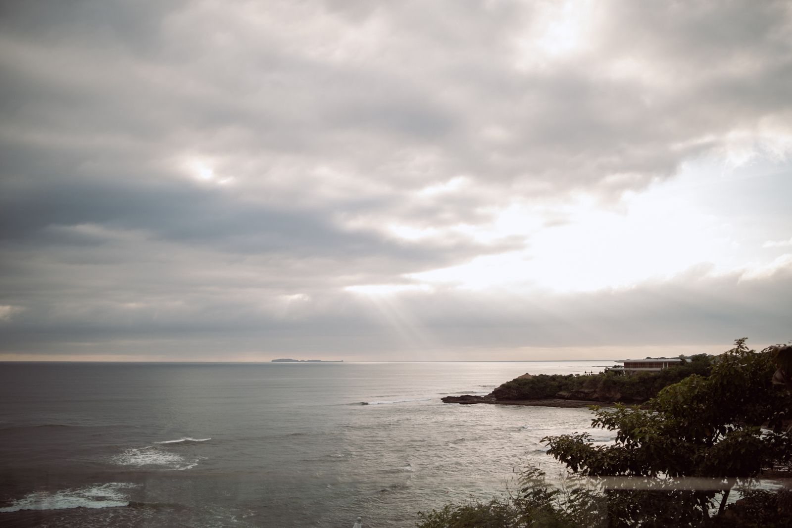 Costa rocosa de Punta de Mita con el mar y un cielo nublado al atardecer