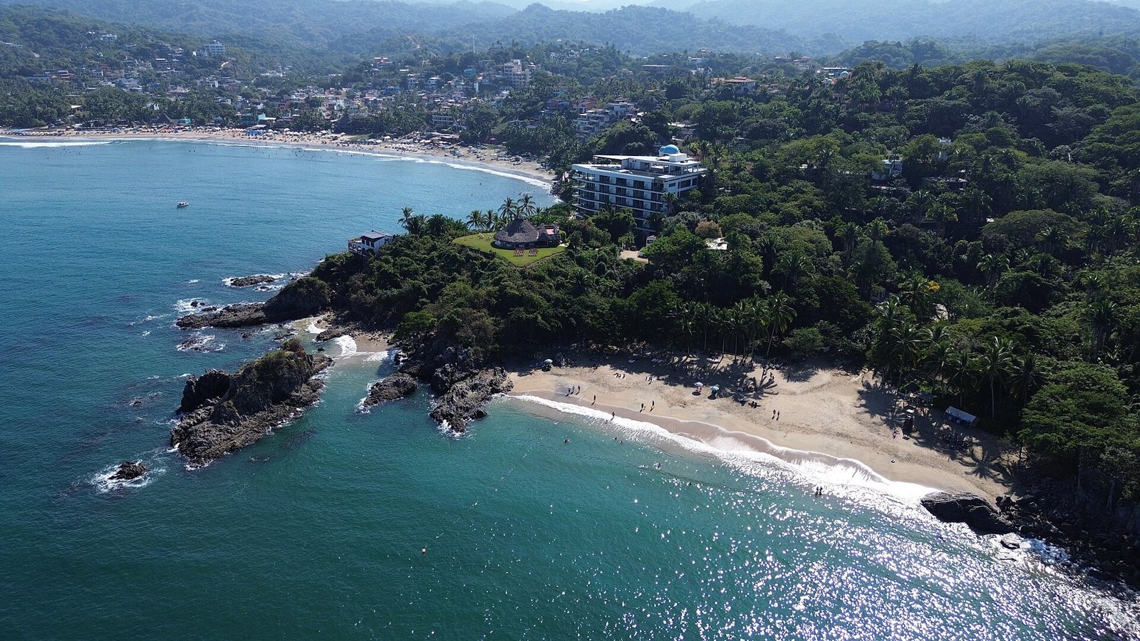 Vista aérea de Playa de los Muertos, una pequeña caleta de arena entre rocas y selva al sur de Sayulita