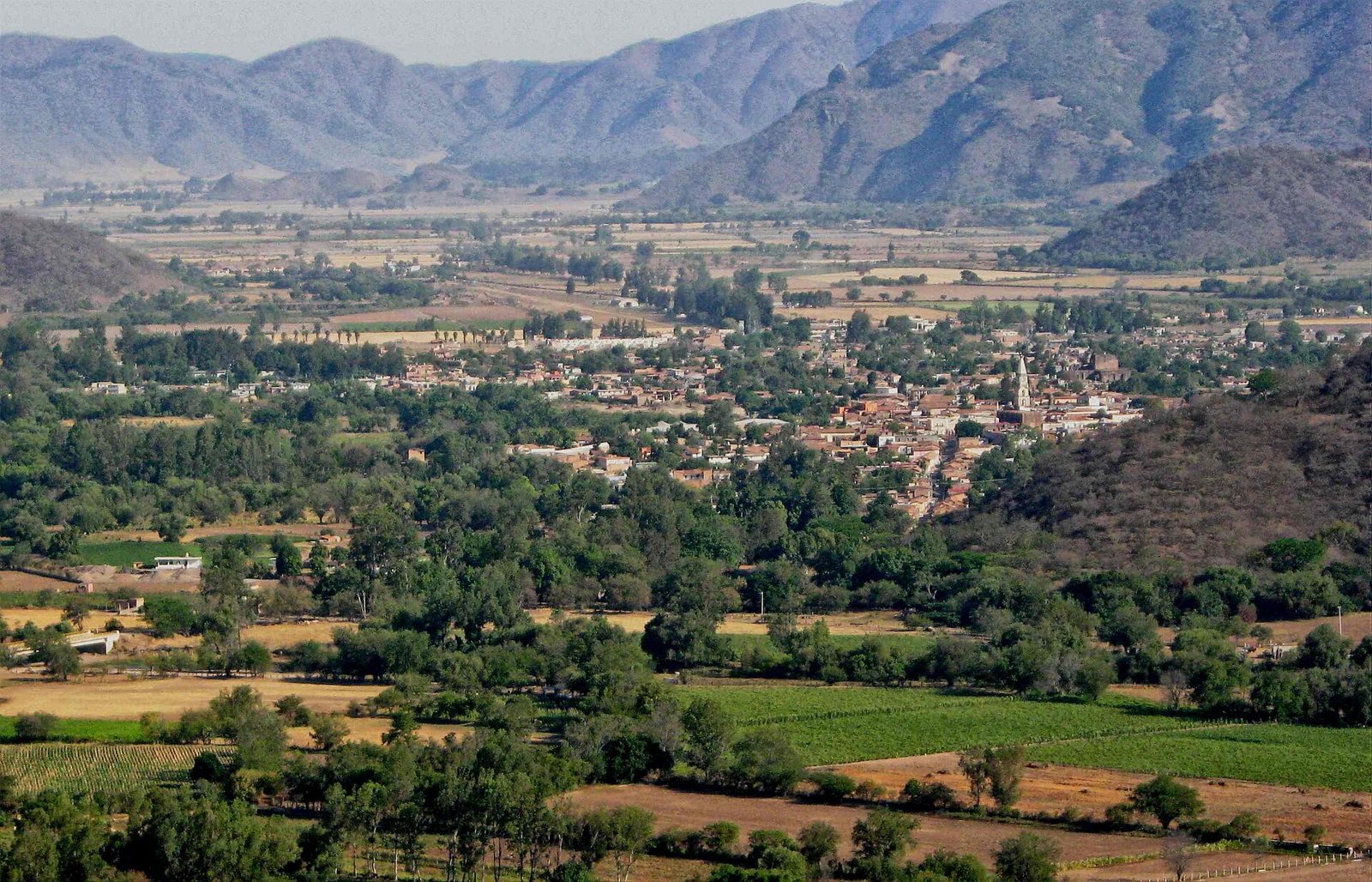 Panorámica del valle de Mascota con campos de cultivo, el pueblo al fondo y montañas de la Sierra Madre