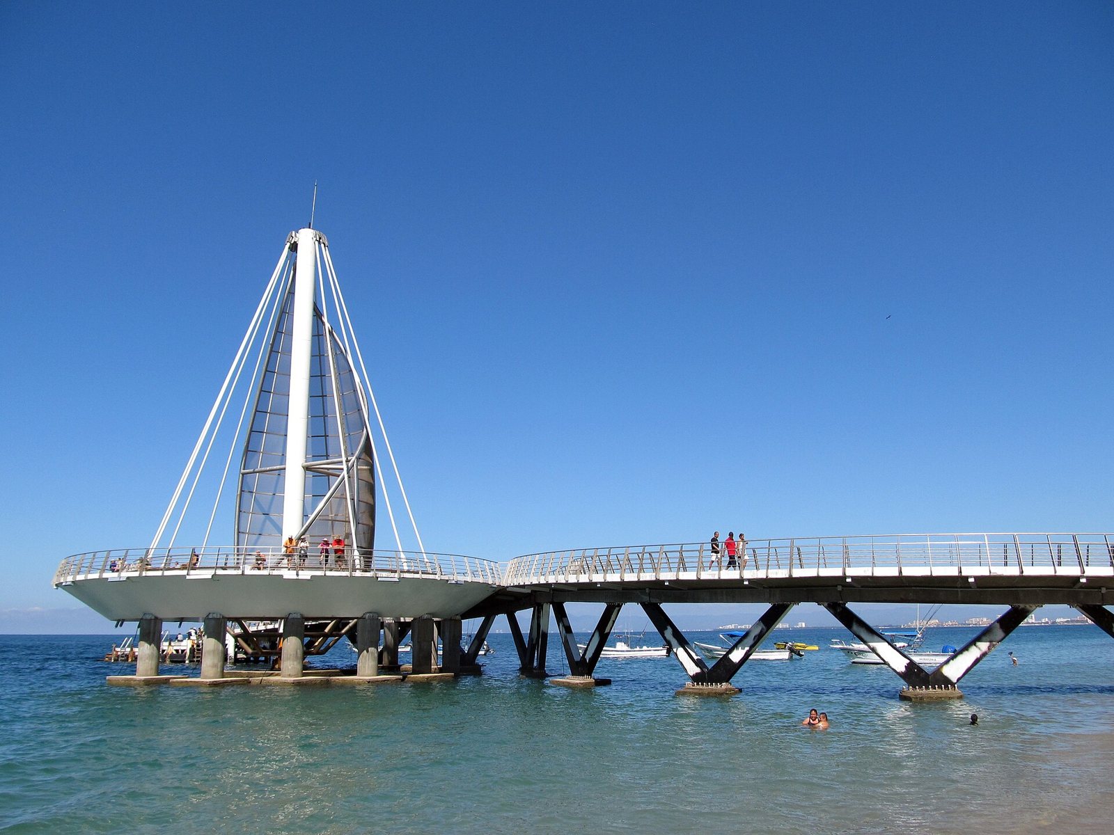 Muelle de Playa Los Muertos en Puerto Vallarta, con su estructura blanca en forma de vela sobre el mar